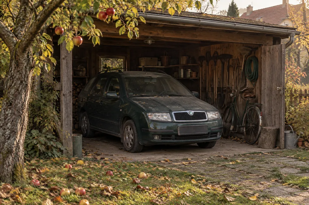 Stará zelená Škoda Fabia combi stojí roky v dřevěné garáži na zahradě rodinného domu